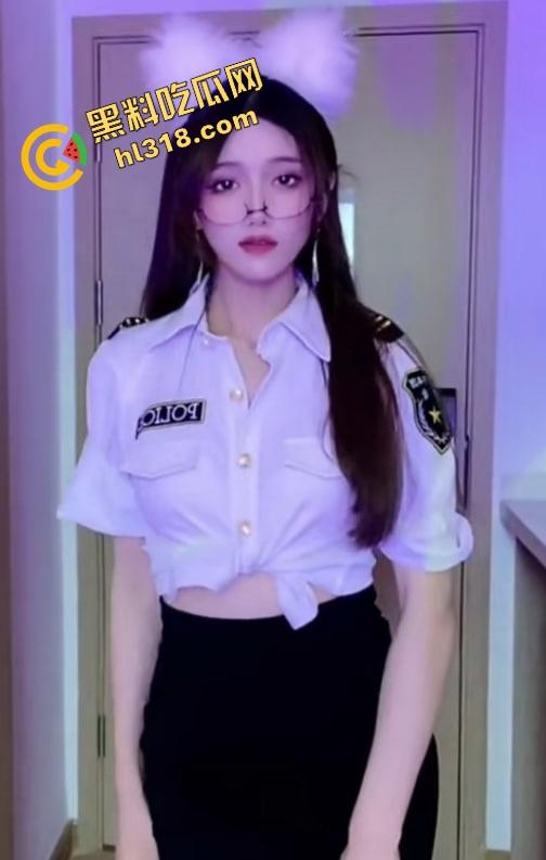 抖音女主播跳蛋十分钟大挑战，毛毯底下裙子塞着疯狂颤抖，直播忍到高潮爽到直喊老公！  第2张