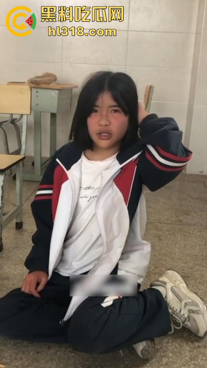 湖北第十一中学霸凌现场，实拍女学生被棍子爆头，果然最毒妇人心，欺负女人最狠的还得是女人  第1张