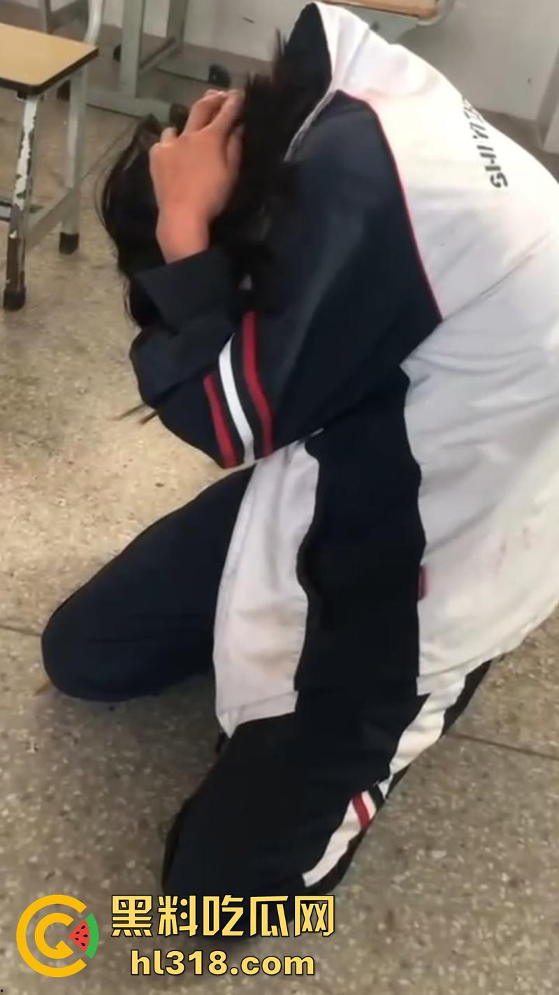 湖北第十一中学霸凌现场，实拍女学生被棍子爆头，果然最毒妇人心，欺负女人最狠的还得是女人  第2张