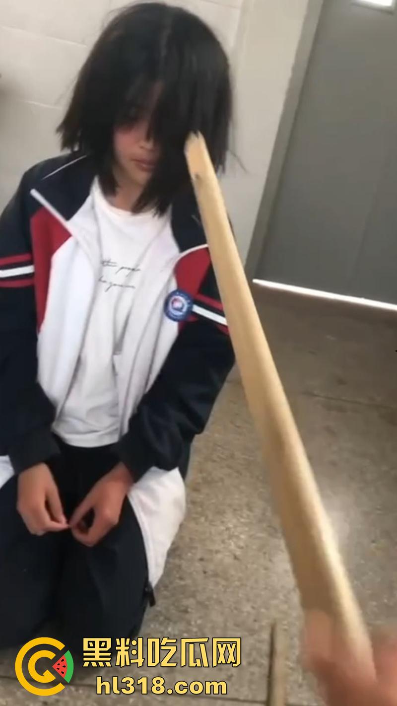 湖北第十一中学霸凌现场，实拍女学生被棍子爆头，果然最毒妇人心，欺负女人最狠的还得是女人  第3张