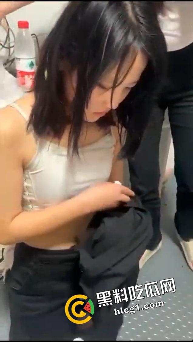 好姐妹就要一起被霸凌！两姐妹相继被教训 脱掉胸罩 羞辱到落泪 现场视频流出  第7张