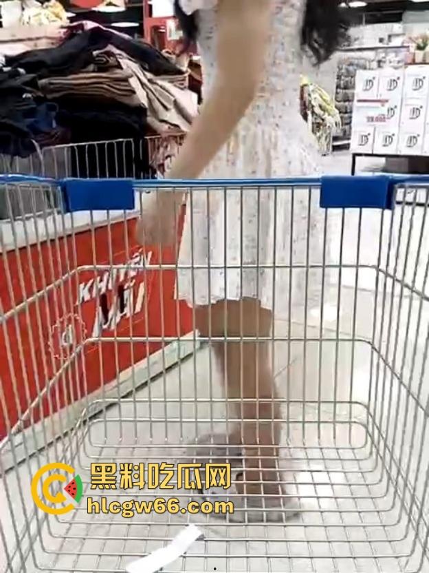 俩女同骚母狗塞跳蛋逛街，超市玩露出一路颤着浪叫进了更衣室，玩逼玩到高潮尿都流一地！  第5张