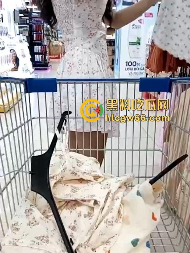 俩女同骚母狗塞跳蛋逛街，超市玩露出一路颤着浪叫进了更衣室，玩逼玩到高潮尿都流一地！  第6张