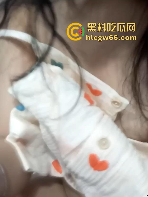 俩女同骚母狗塞跳蛋逛街，超市玩露出一路颤着浪叫进了更衣室，玩逼玩到高潮尿都流一地！  第9张