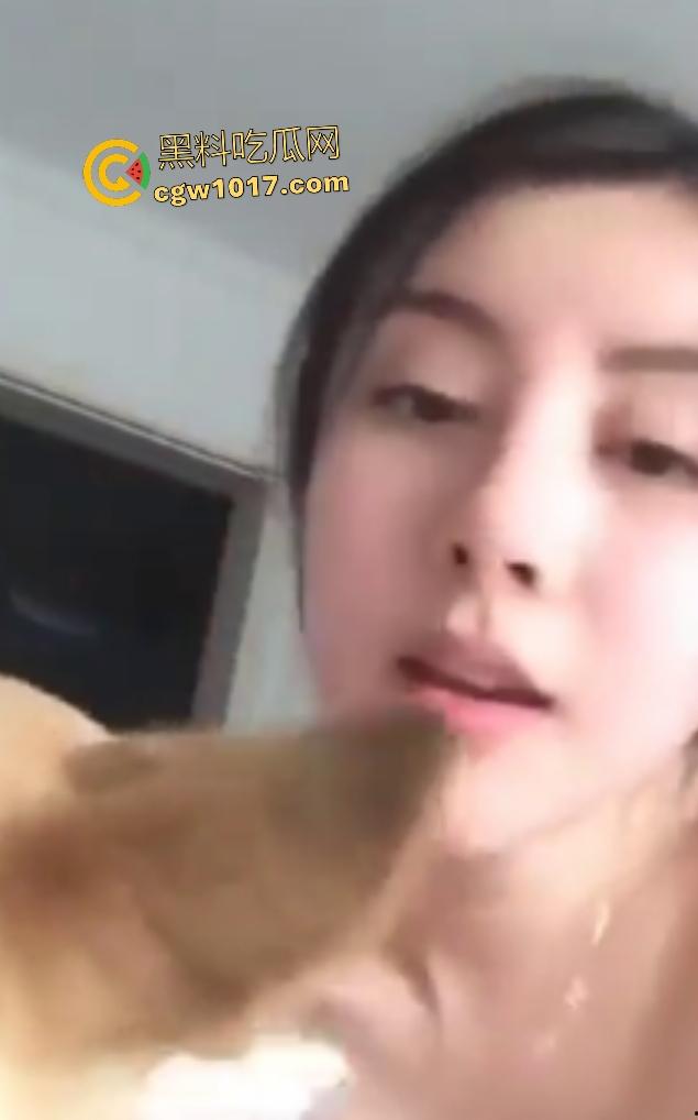 美少妇老公出差饥渴难耐，只好强吻公狗，脱光诱惑狗子它却挣扎逃避，宁愿舔屌都不亲嘴，我也想当狗了！  第1张