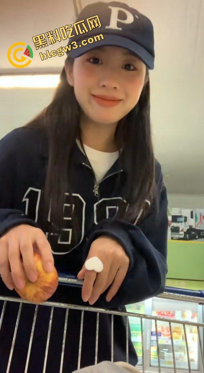 抖音02年气质穿搭反差婊骚鸡『贞贞子』家里私拍露美奶 男上女下爆插骚逼！独家曝光！  第7张