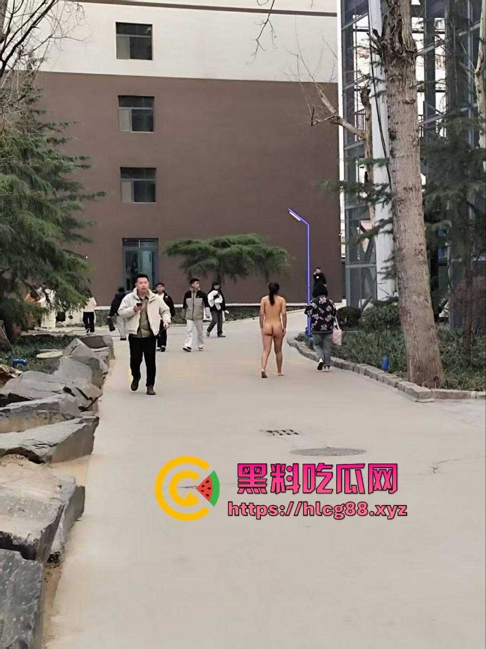 河北美院骚娘们裸奔操场追男生亮瞎狗眼，奶头甩风逼毛飘街，艺术婊感情崩盘就玩人体艺术，天下无人敌！  第3张
