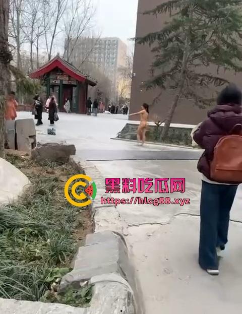 河北美院骚娘们裸奔操场追男生亮瞎狗眼，奶头甩风逼毛飘街，艺术婊感情崩盘就玩人体艺术，天下无人敌！  第4张