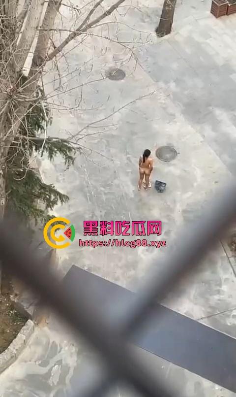 河北美院骚娘们裸奔操场追男生亮瞎狗眼，奶头甩风逼毛飘街，艺术婊感情崩盘就玩人体艺术，天下无人敌！  第8张