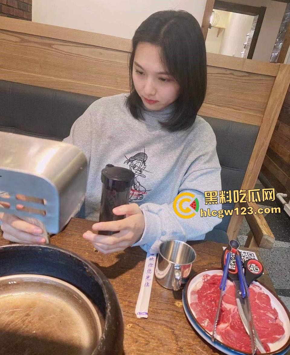 湖北师大【刘晴】大一骚女为奶茶免费骑乘，老板鸡巴太挺插不进去，只能用力掰！  第2张