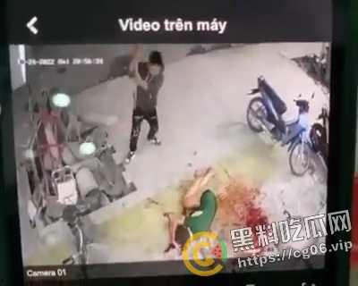 越南第一狠人！前男友怒砍现任狗男女 人狠刀快  血直接喷的满地都是 现场血腥画面曝光 第2张