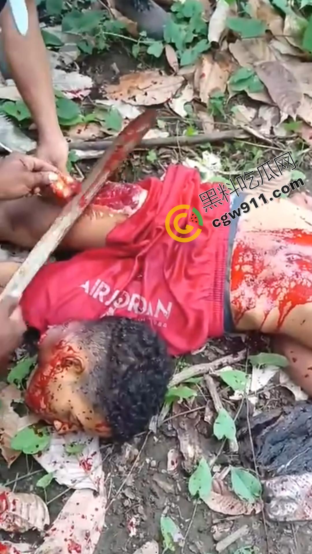 墨西哥毒枭残暴行径：年轻帮派成员遭野外肢解处决，鲜血四溅，画面极度血腥恶心，胆小者勿点  第4张