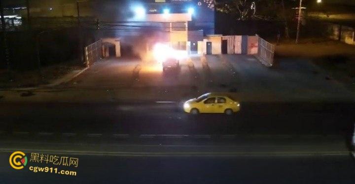 厄瓜多尔瓜亚基尔监狱，外主干道汽车炸弹袭击，逃窜男子撞墙引爆火球冲天，围墙摧毁碎片四溅 !  第1张