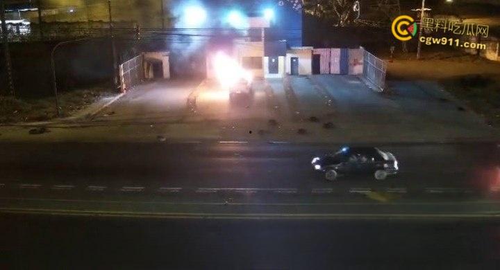 厄瓜多尔瓜亚基尔监狱，外主干道汽车炸弹袭击，逃窜男子撞墙引爆火球冲天，围墙摧毁碎片四溅 !  第2张