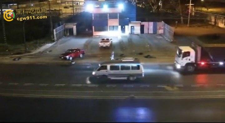 厄瓜多尔瓜亚基尔监狱，外主干道汽车炸弹袭击，逃窜男子撞墙引爆火球冲天，围墙摧毁碎片四溅 !  第4张