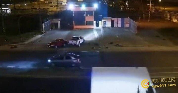 厄瓜多尔瓜亚基尔监狱，外主干道汽车炸弹袭击，逃窜男子撞墙引爆火球冲天，围墙摧毁碎片四溅 !  第5张