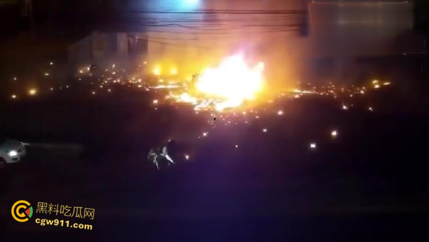 厄瓜多尔瓜亚基尔监狱，外主干道汽车炸弹袭击，逃窜男子撞墙引爆火球冲天，围墙摧毁碎片四溅 !  第7张