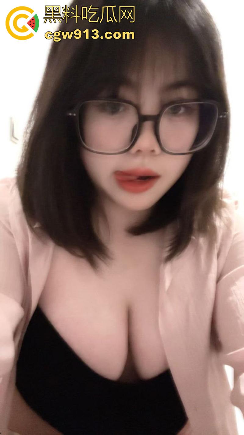 奶大就是硬道理，四川达州的骚货【王锦秀】，背着男友视频露出大奶给金主看，这奶子做爱时绝对能晃起飞了！  第7张