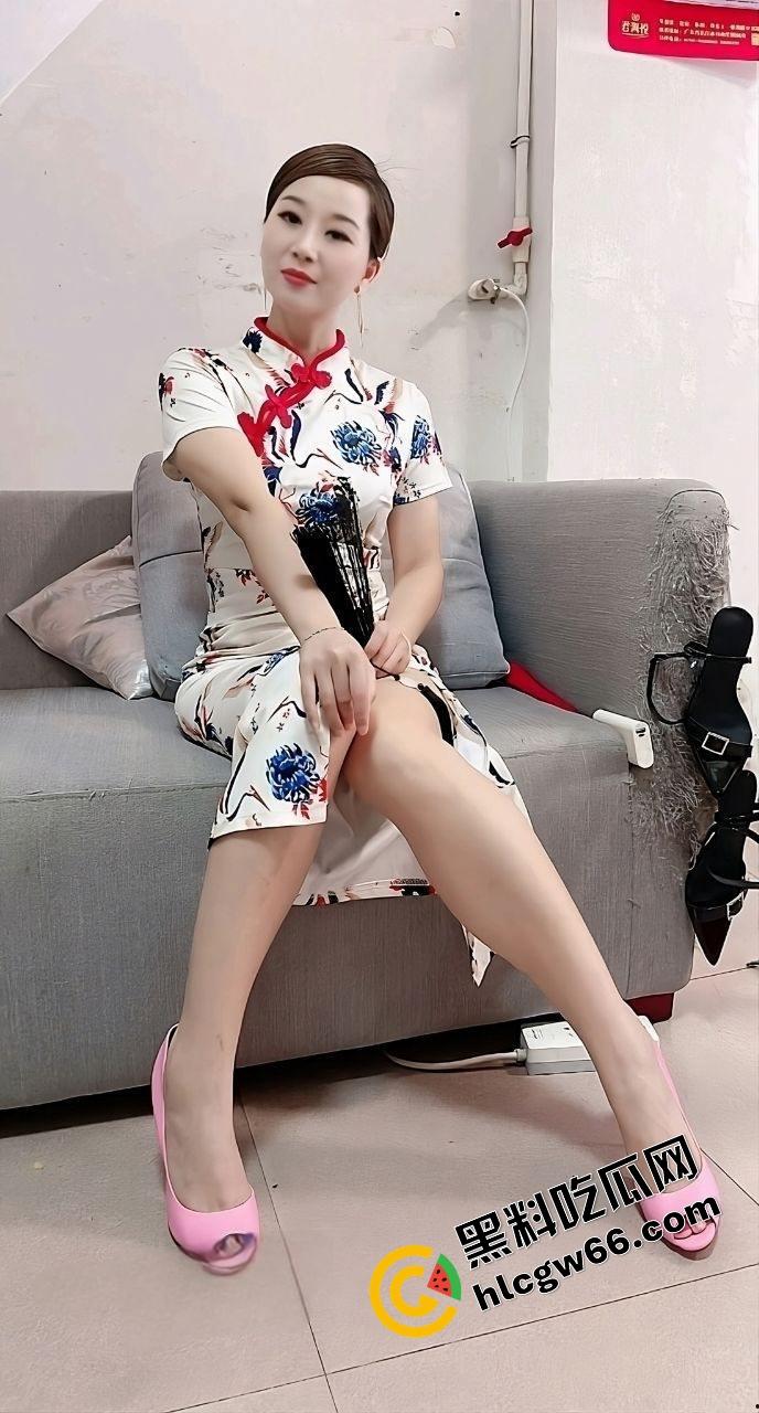 北京婊子老师【高淑芳】从补课女神变老骚货，离婚十多年浪成淫洞，黑人轮干松成拳交桶还挂乳环！  第1张