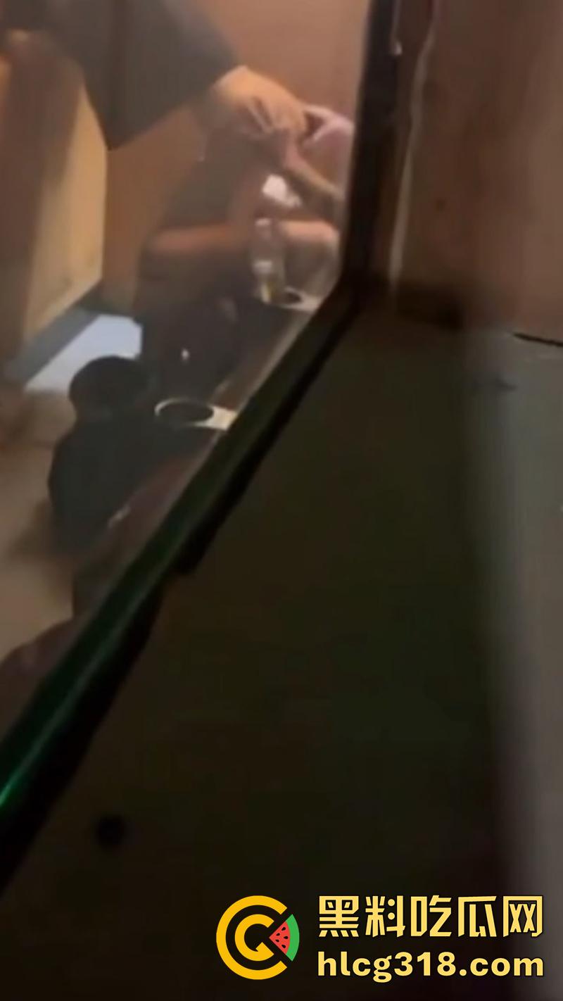 电影院假期工情侣打工，发现女友竟偷情主管，趁影厅没人激情后入，拍下证据在学校曝光！  第2张