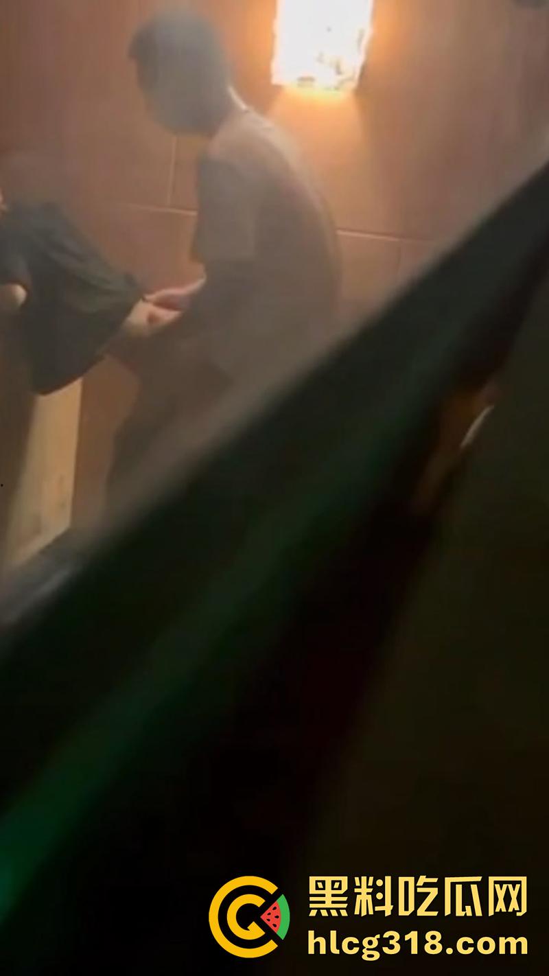 电影院假期工情侣打工，发现女友竟偷情主管，趁影厅没人激情后入，拍下证据在学校曝光！  第7张