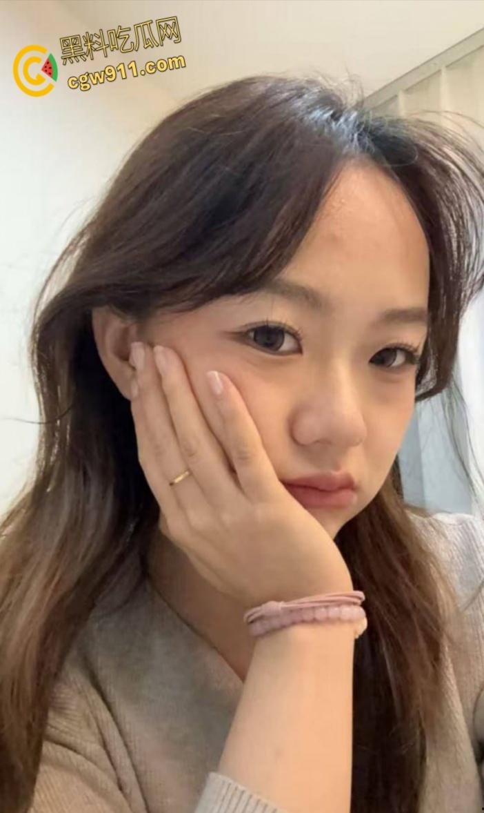 郑州经贸大学【刘彤彤】， 高颜值极品身材，穿上情趣内衣对镜口交，被金主包养当母狗，反差感十足！  第1张