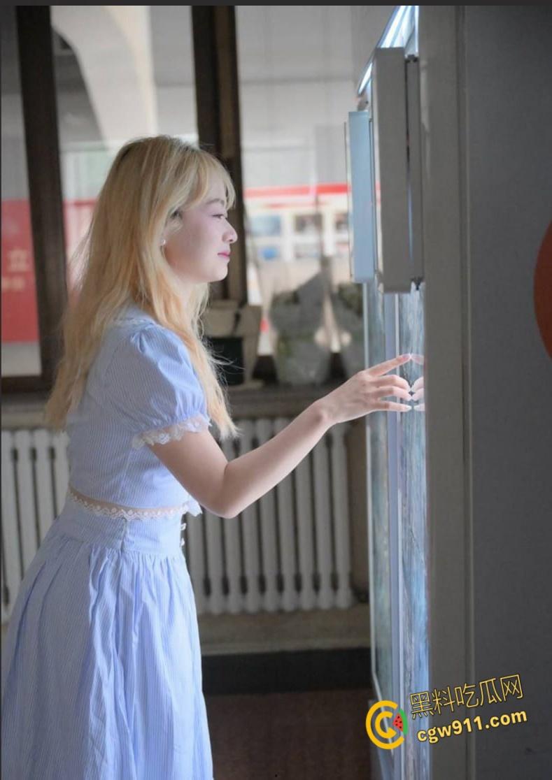 郑州经贸大学【刘彤彤】， 高颜值极品身材，穿上情趣内衣对镜口交，被金主包养当母狗，反差感十足！  第2张