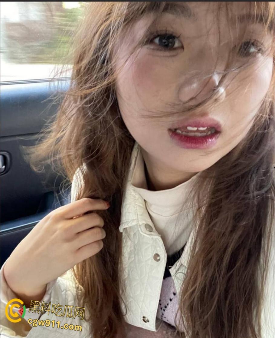 郑州经贸大学【刘彤彤】， 高颜值极品身材，穿上情趣内衣对镜口交，被金主包养当母狗，反差感十足！  第3张