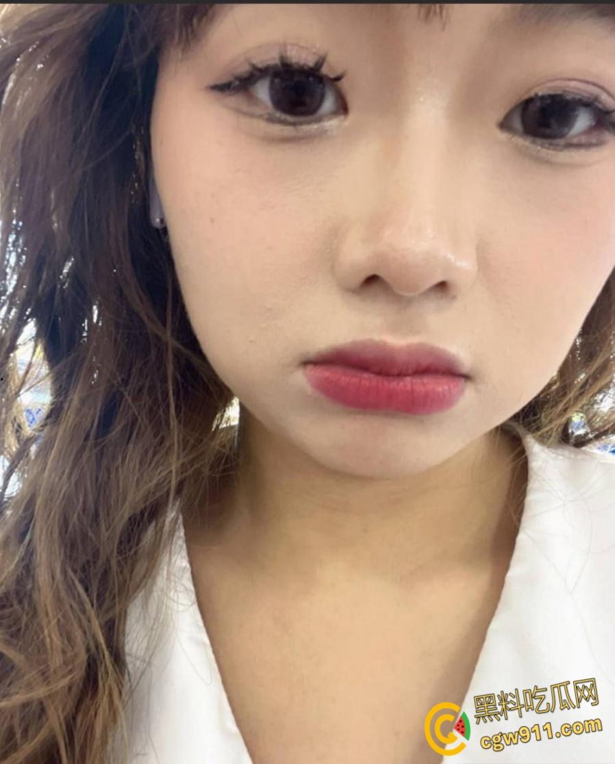 郑州经贸大学【刘彤彤】， 高颜值极品身材，穿上情趣内衣对镜口交，被金主包养当母狗，反差感十足！  第5张