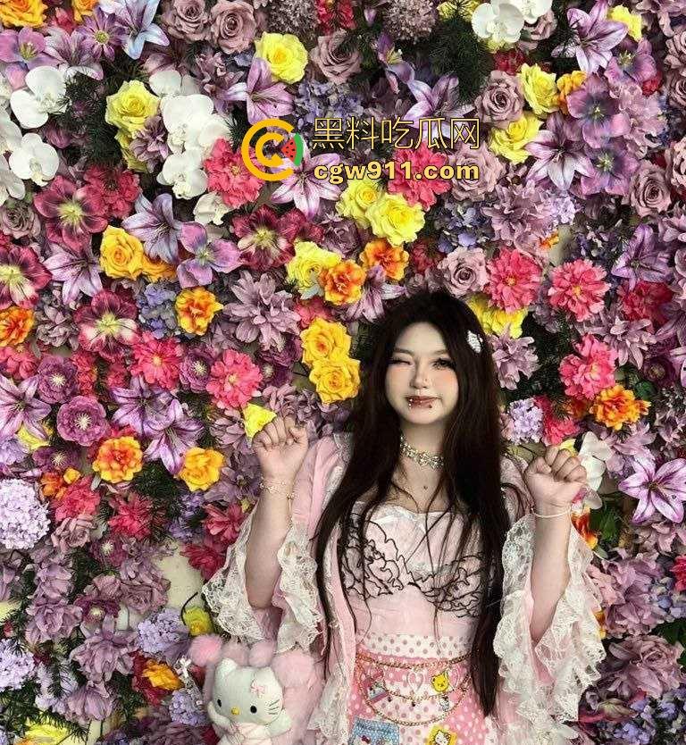 重庆微胖女大学生【梨文静】网调约炮视频曝光，超嫩奶子带乳钉宿舍自拍，跪在地上吃鸡极品母狗求操！  第1张