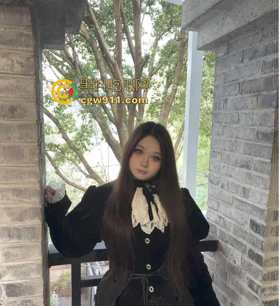 重庆微胖女大学生【梨文静】网调约炮视频曝光，超嫩奶子带乳钉宿舍自拍，跪在地上吃鸡极品母狗求操！  第5张