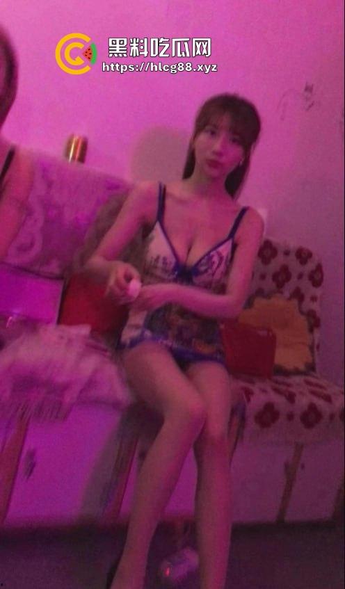 深圳龙岗东三村嫖客排队操嫩逼名鸡，扫街大神偷拍炸场，帽子叔叔硬着来抓！  第2张