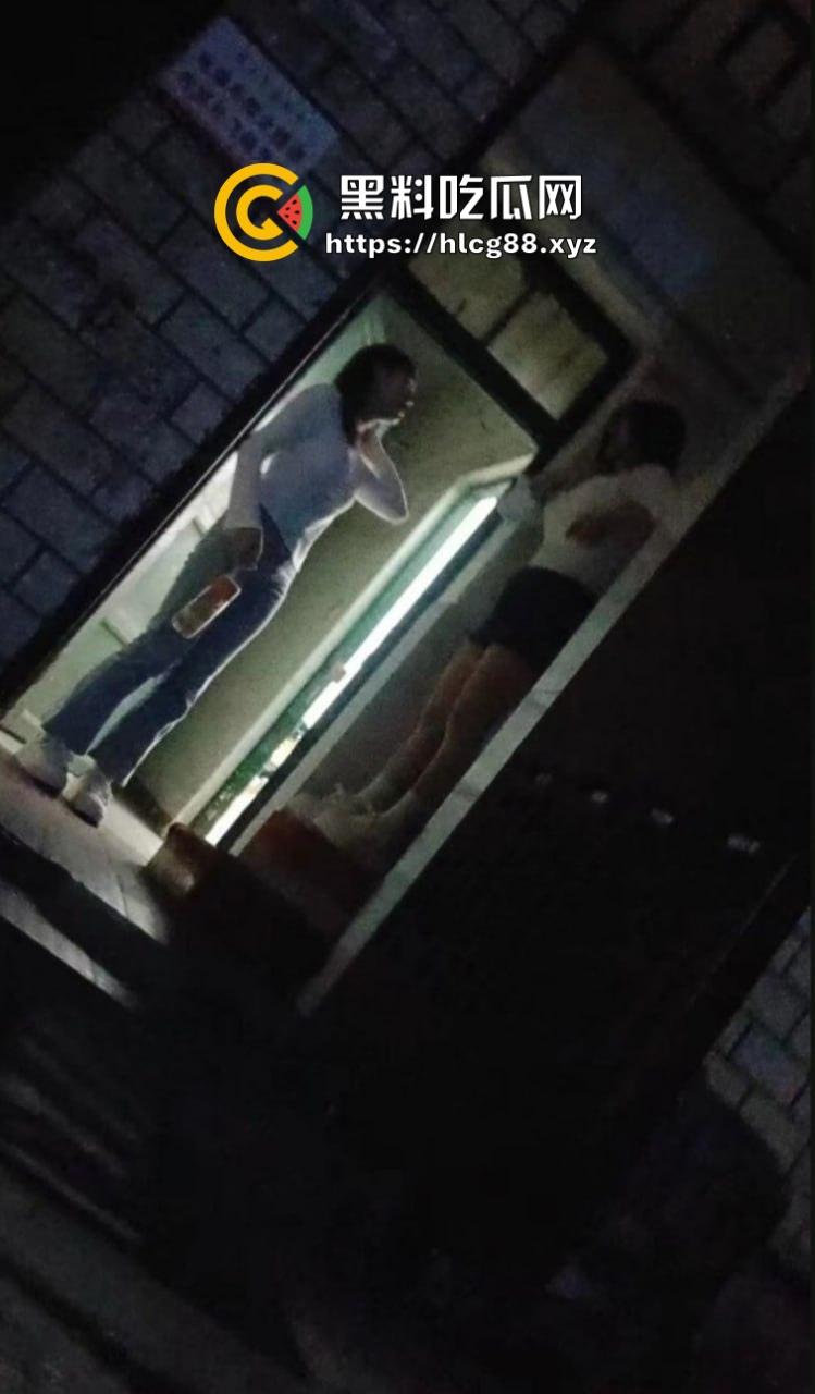 深圳龙岗东三村嫖客排队操嫩逼名鸡，扫街大神偷拍炸场，帽子叔叔硬着来抓！  第4张