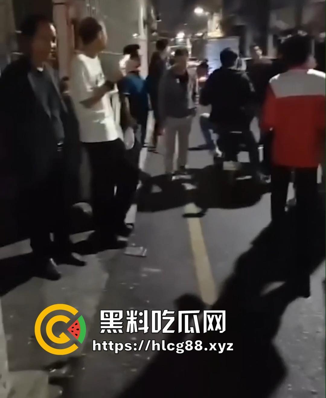 深圳龙岗东三村嫖客排队操嫩逼名鸡，扫街大神偷拍炸场，帽子叔叔硬着来抓！  第11张