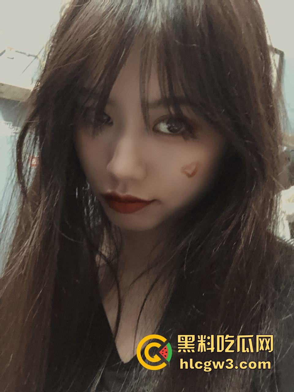 广西英语老师【陆世婷】白天讲课教单词，晚上蕾丝吊带开腿叫主人，远程操控被蹬到高潮！  第1张