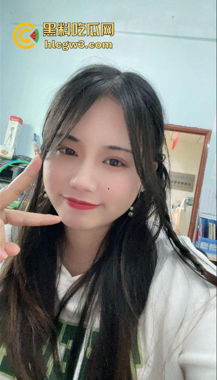 广西英语老师【陆世婷】白天讲课教单词，晚上蕾丝吊带开腿叫主人，远程操控被蹬到高潮！  第2张