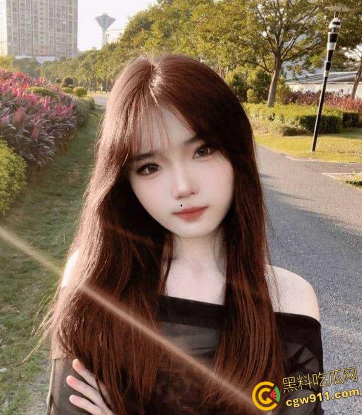 北京理工清纯嫩妹【贺钰】，清纯校花变口交女王，露脸深喉张嘴接精，镜子前翘臀后入狂抽猛插！  第3张