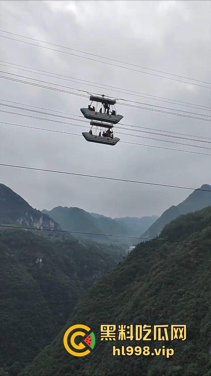 尼珠河大峡谷惊现艺高人胆大！索道上玩降落伞，伞打不开？那就是直接吃席！  第4张