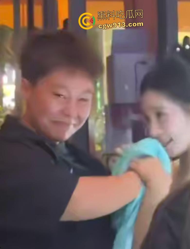 杭州醉舞轻谣国风酒馆，小仙女嘴对嘴喂食露大腿，擦边舞撩汉直接亲脸，迟早被举报翻车！  第1张