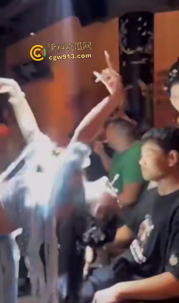 杭州醉舞轻谣国风酒馆，小仙女嘴对嘴喂食露大腿，擦边舞撩汉直接亲脸，迟早被举报翻车！  第5张