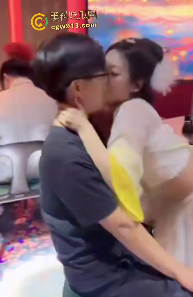 杭州醉舞轻谣国风酒馆，小仙女嘴对嘴喂食露大腿，擦边舞撩汉直接亲脸，迟早被举报翻车！  第7张