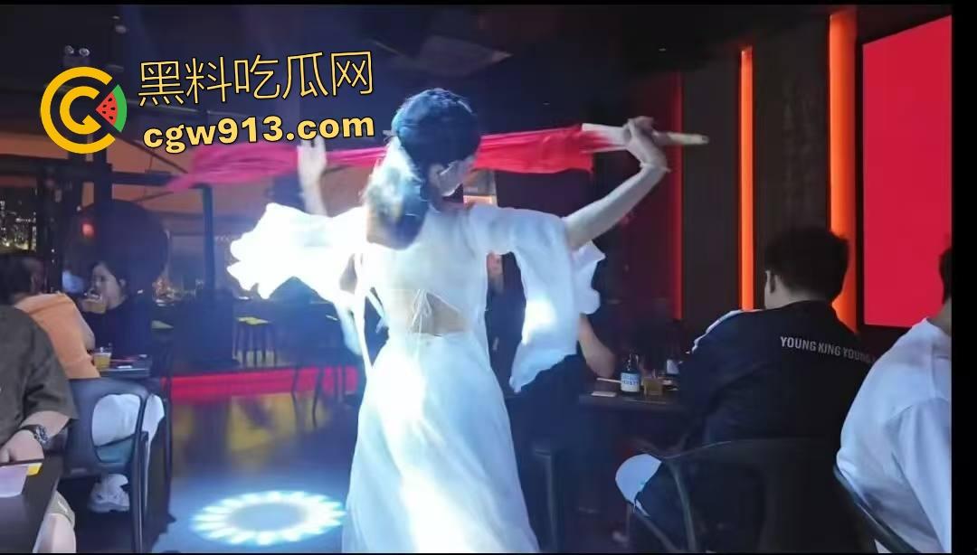 杭州醉舞轻谣国风酒馆，小仙女嘴对嘴喂食露大腿，擦边舞撩汉直接亲脸，迟早被举报翻车！  第8张