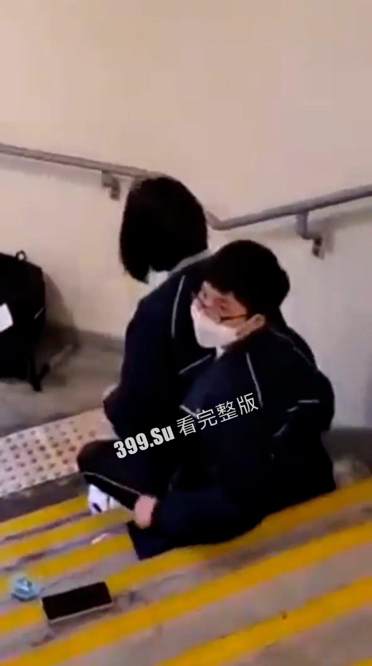 尴尬社死集锦  脚趾都快把鞋底抠破了【微笑】 第2张