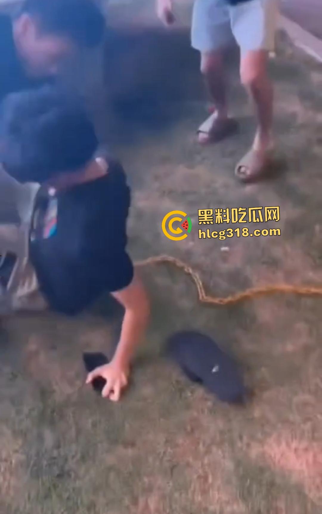 男子街头戴口罩偷拍裙底翻车被抓现行！想逃跑遭小伙群围裸缴，还露出真面目！  第5张