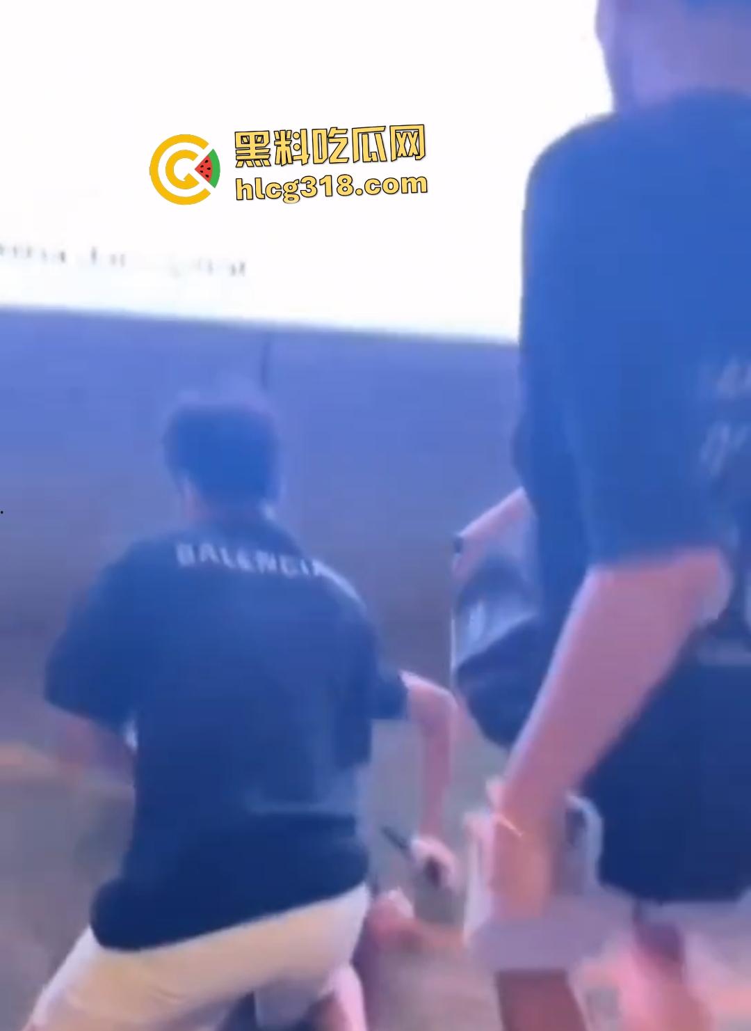 男子街头戴口罩偷拍裙底翻车被抓现行！想逃跑遭小伙群围裸缴，还露出真面目！  第7张