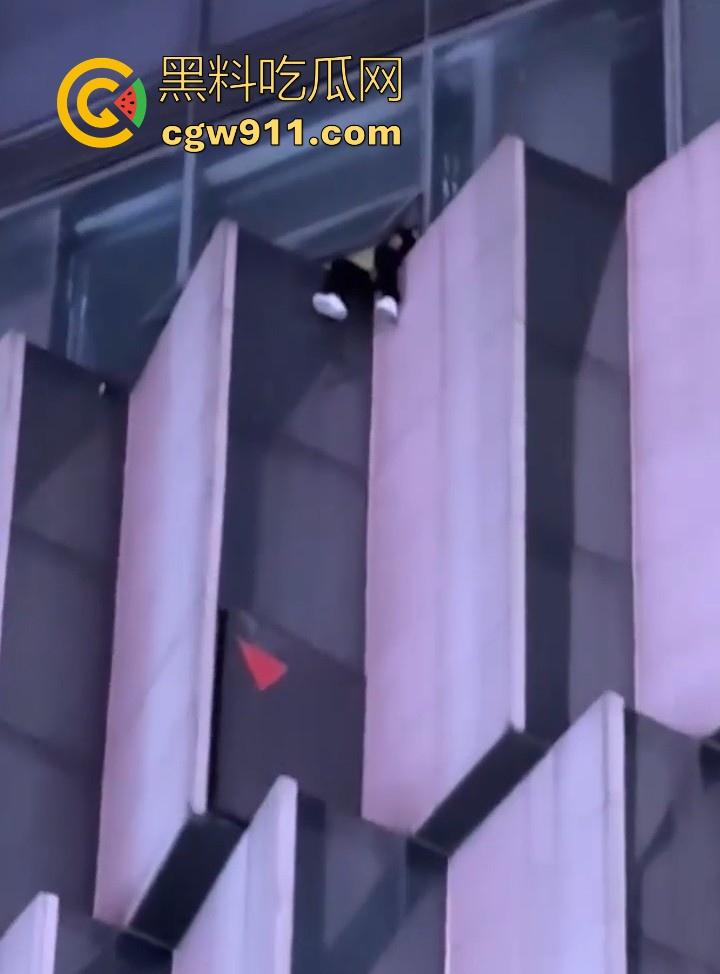 国庆假期长沙五一广场惊现男子跳楼！坐在边沿楼顶，准备一跃而下，楼下无数人围观，现场目击视频流出！  第1张