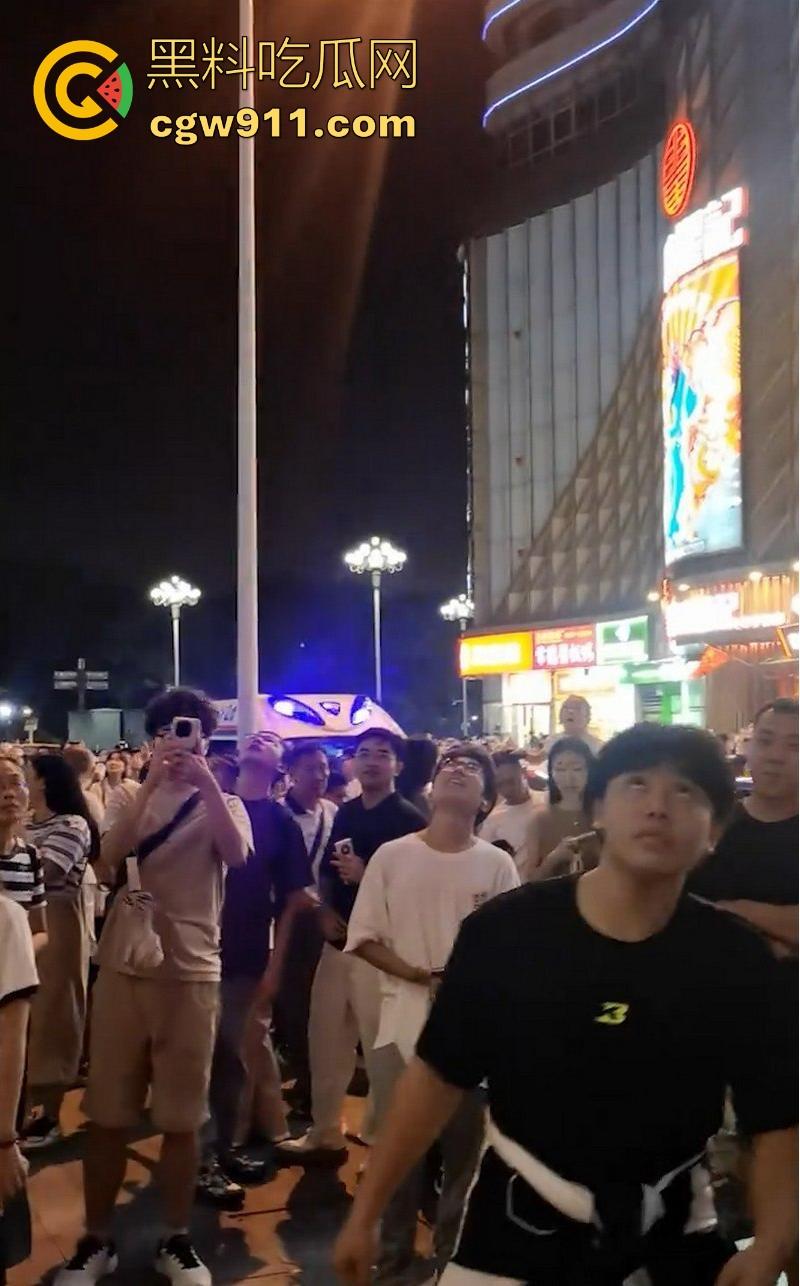 国庆假期长沙五一广场惊现男子跳楼！坐在边沿楼顶，准备一跃而下，楼下无数人围观，现场目击视频流出！  第5张