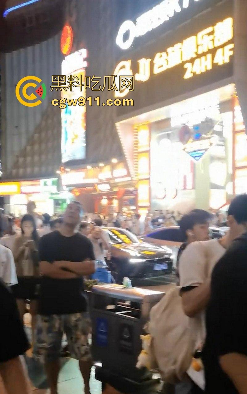 国庆假期长沙五一广场惊现男子跳楼！坐在边沿楼顶，准备一跃而下，楼下无数人围观，现场目击视频流出！  第6张