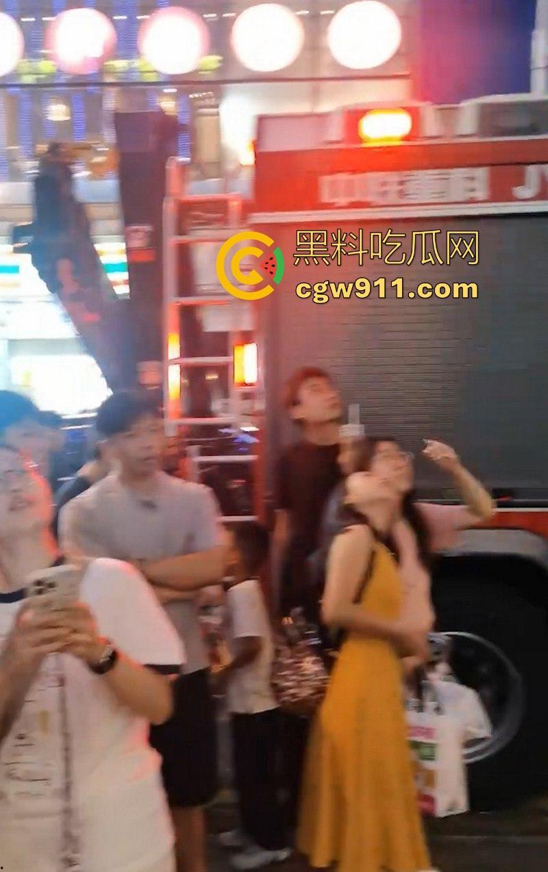 国庆假期长沙五一广场惊现男子跳楼！坐在边沿楼顶，准备一跃而下，楼下无数人围观，现场目击视频流出！  第7张