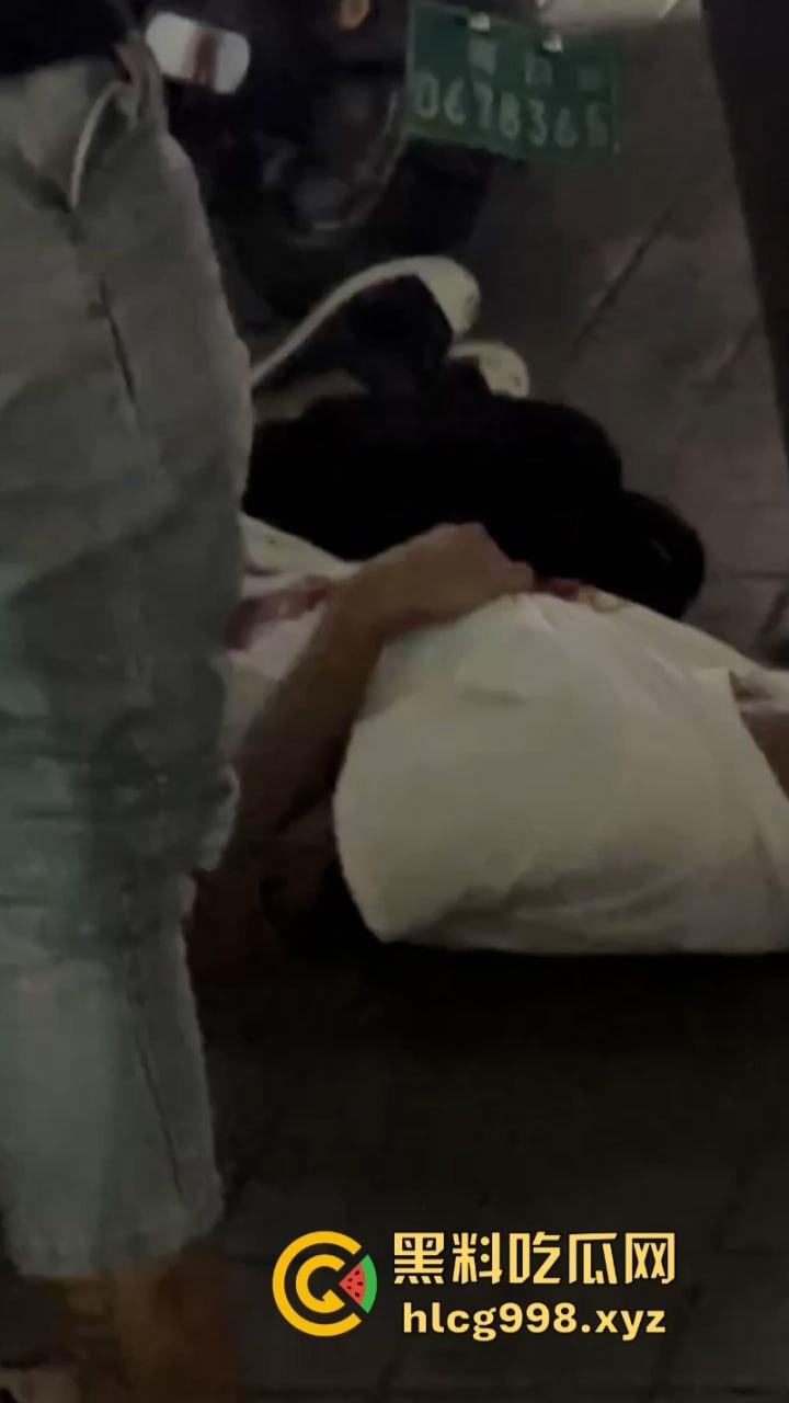 海南订台小哥侯小黑当街被杀视频曝光 平台账号被销 消息封锁 这是得罪啥人了么？  第5张